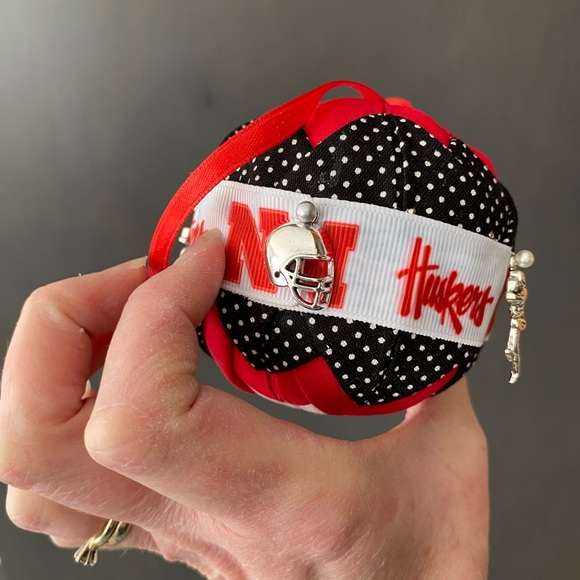 Handcrafted quilt look solid, Nebraska, cornhusker ornament. With gift box - Picture 5 of 9